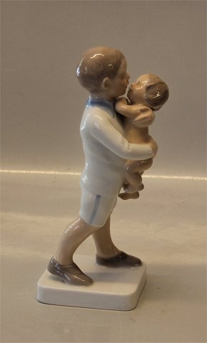 B&G Figurine B&G 1782 Boy standing with baby 21 cm