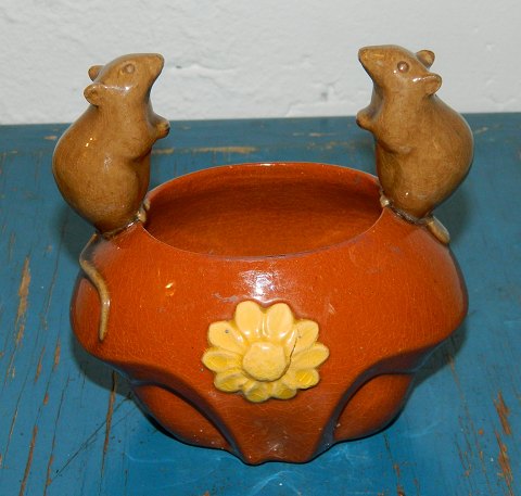Bowl in pottery figurines with pair of  mice from C. V.  Kjær (MA & S)