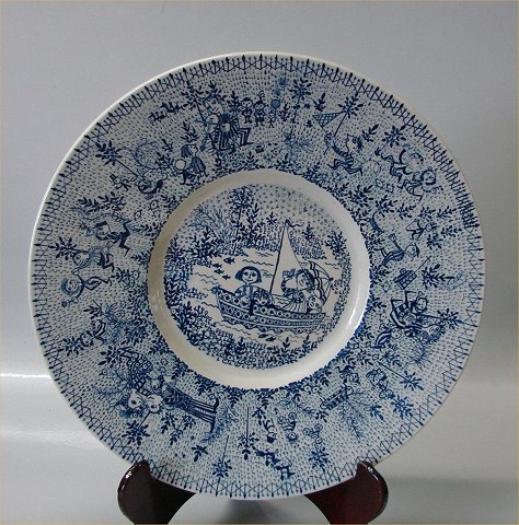 Bjørn Wiinblad Wiinblad Nymølle Denmark Fajance Dek 83 Familie i en båd 26 cm, 
blå