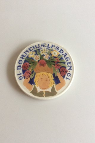 Aluminia Børnehjælps Platte 1919Måler 8,7cm / 3 2/5".