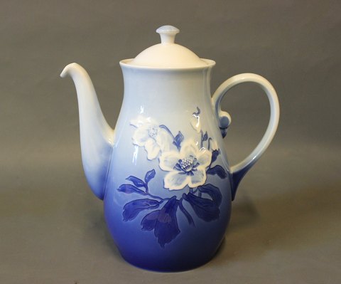 Coffee Jug in Christmas Rose by Bing & Grøndahl, no.: 91A.5000m2 showroom.