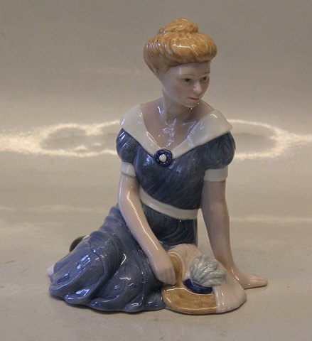 Kongelig Dansk 0051 Kgl. Siddende kvinde 16 cm, Serien Skandinaviske kvinder (1249051) Allan Therkelsen