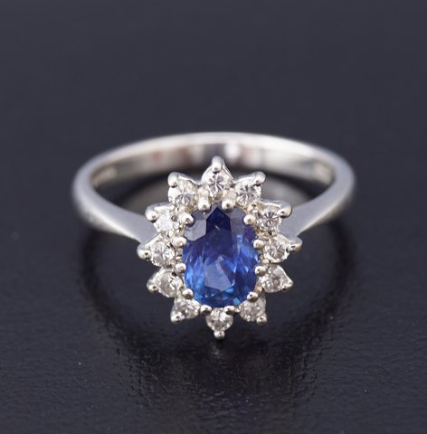 Rosetring i 18 kt. hvidguld prydet med safir og omkranset af diamanter, i alt 0,36 ct.