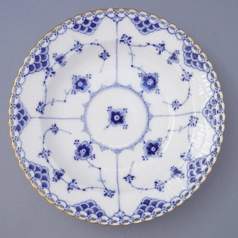 Royal Copenhagen, musselmalet helblonde med guldkant; Dyb tallerken af porcelæn #1170