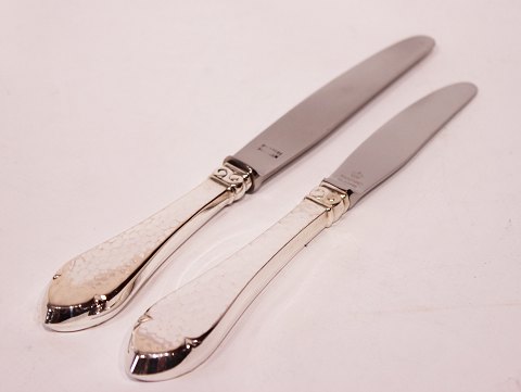Dinner knife and lunch knife in Bernstorff, three-towered silver.
Great condition

