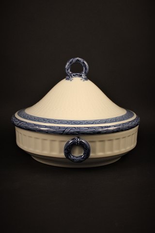 Royal Copenhagen Blue Fan round terrine with lid.
H: 16.5cm. Dia.:21,5cm.
RC# 1212/11503.