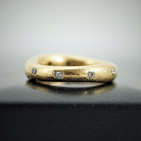Ole Lynggaard, Charlotte Lynggaard; Love ring nr. 4 med diamanter, 18 kt. guld, str. 48