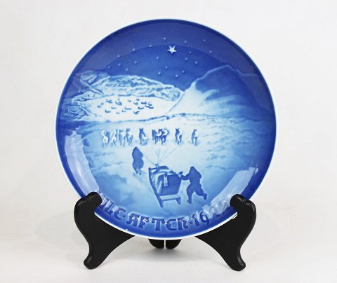 Christmas plate "Christmas in Greenland" by Henry Thelander from 1972 for Bing and Grøndahl.5000m2 showroom.