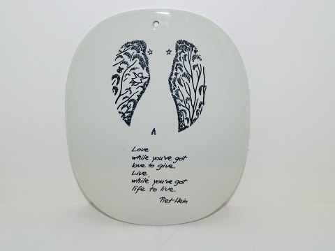 Royal Copenhagen
Piet Hein platte med gruk på engelsk - Love while you
