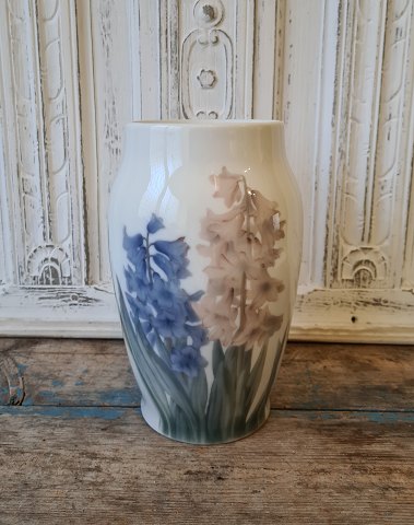 B&G vase beautifully decorated with hyacinths no. 8562/2 24.5 cm.