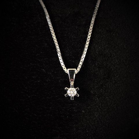 A 14k white gold necklace set with a diamond pendant