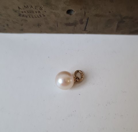 Akoya pearl pendant with mount in 14 kt gold