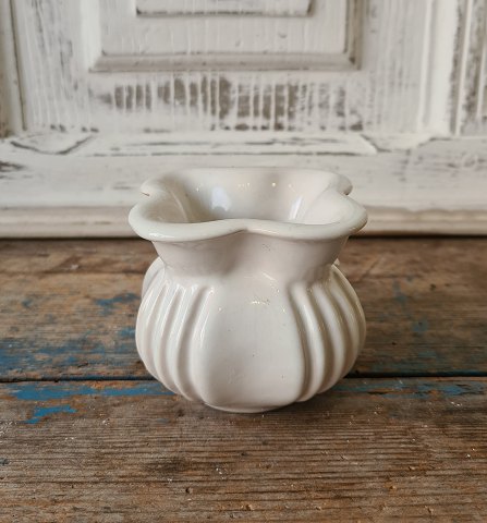 Michael Andersen small fluted vase in cream-colored glaze 7.5 cm.