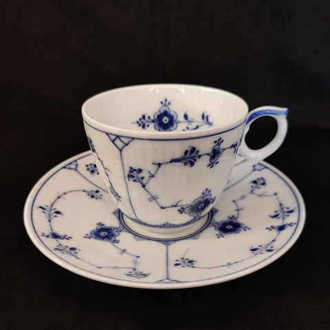Royal Copenhagen, musselmalet riflet porcelæn; Kaffekop med underkop #79 med sjælden bemaling