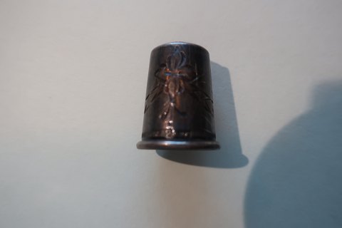 Old thimbles made of silverWith a red FlussWith a beautiful decoration in the silverNo stamp