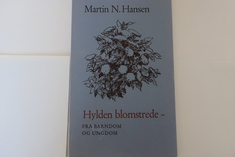 Hylden blomstrede - Fra barndom og ungdomMartin n. HansenOm barndommen og ungdommen på AlsUdgivet af AlsingergildetFra Andreas Clausens Boghandel, Sønderborg1973In a good condition