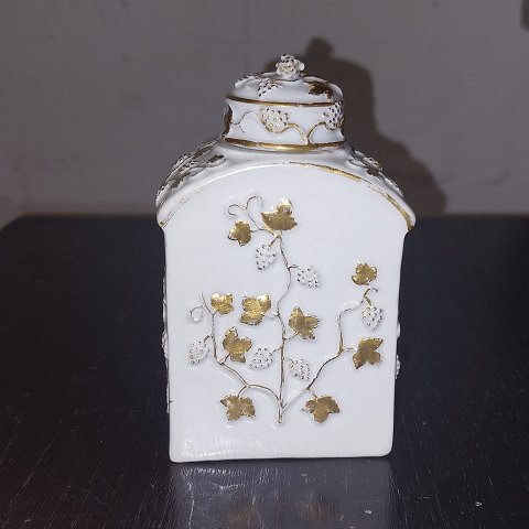 Tea caddy  in porcelain 19th century