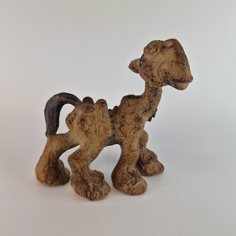 Dam figurHest med løftet hoved