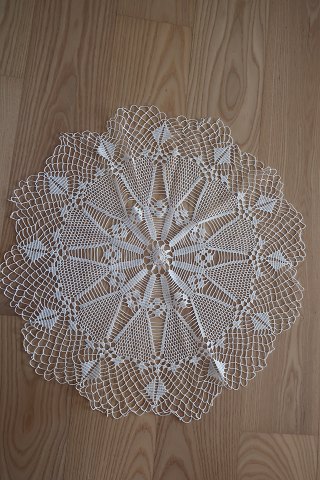An old table centre /mat RoundMade by handDiameter: 49cmIn a very good condition