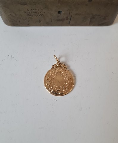 Pendant in 14 kt gold decorated with trefoils on one side and the Lord