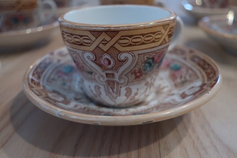 Antique and beautiful Espressocups / Punchcups
Opaque de Sarreguemines
A very beautiful and well-estimated french porcelain/fajance
About 1880
Stamps in the fajance (K2 x 4, SL x 1, K1 x 1, KL x 1, + 3 uden stempler) 
Saucer diameter: 12cm
Cup H. 5,