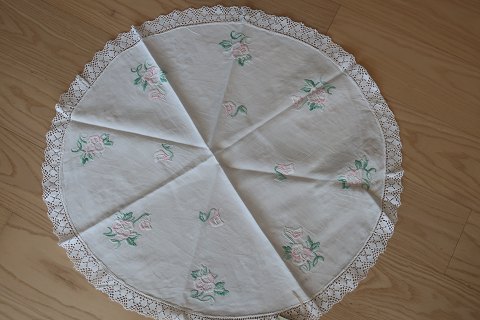 Old table cloth
With embroidery in colours - made by hand
Diam: 62cm
In a good condition