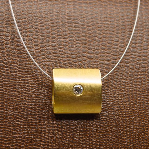 Halskæde med 18 kt. guld vedhæng med diamant