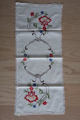Gammel dug/bordløber
Håndbroderet med  farvet broderi
Ca. 60cm x 30cm