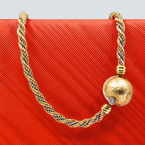 Ole Lynggaard; Stor kuglelås i 14 kt. guld og hvidguld med brillanter, 14 kt. guldkæde