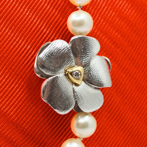 Ole Lynggaard, Charlotte Lynggaard; Clasp of 14k white gold with a diamond