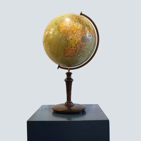 Globe from first half of the 20th century