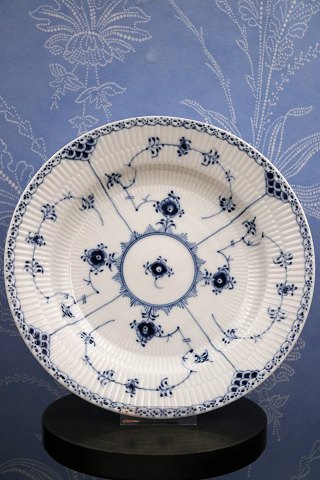 Royal Copenhagen, Musselmalet Halvblonde middagstallerken.
Dia.: 25,5cm. 
RC# 719...