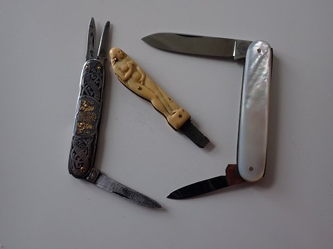 3 vintage lommeknive en i udskåret ben med knækket blad. Sælges individuelt.
Den knækkede kniv er solgt.