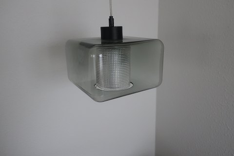 Pendel / loftslampe, firkantet, i gråt glas med indvendig skærm af hvidt riflet 
glas omkring pæren
Orrefors, Sverige
Design Carl Fagerlund
Smuk og hyggelig
Fra 1960