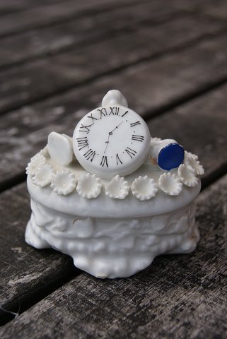 item no: v-smykkeskrin porcelæn.SOLD