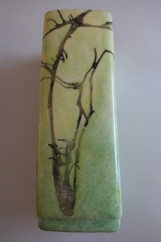 Vase made of china
Decoration made by hand
L: 15cm
In a very good condition