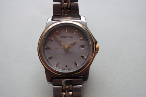 Vintage wristwatch incl. watchchain
With a second hand and a date
Brand: Certina, Schweiz, - the traditional good quality
Diam: about 2,5cm
The glas is whole
The watch is working
In a good condition