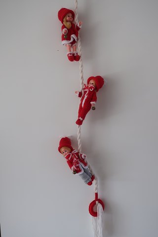 3 pixies on a string with handmade clothes 
H total: 134cm
Each pixie 18-20cm høje
Set of 3 pixies on a string
In a very good condition
