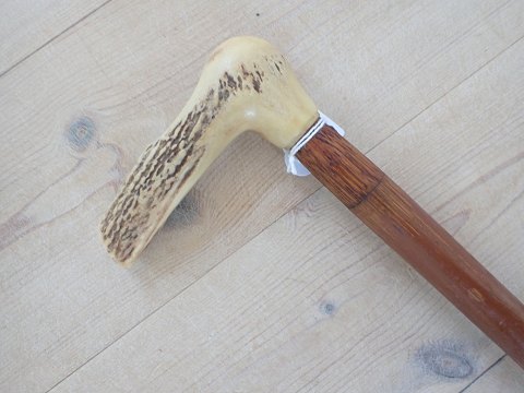 Stok me4d greb af udskåret hjortetak.