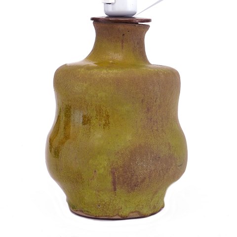 Christian Poulsen, 1911-91, Lampe aus Steinzeug. 
Signiert. H: 21cm + Fassung