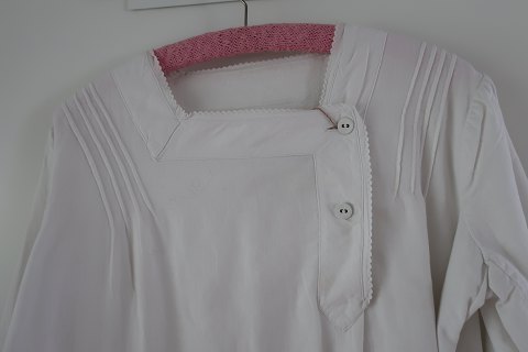 Shift / dress made of flanellette, with long sleevesAn antique shift with an asymetric closing and good details to make the dress beautifulThe antique, Danish linen and fustian is our speciality
