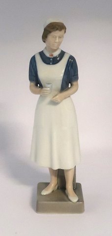 Royal Copenhagen. Porcelænsfigur. Sygeplejerske. Model 4507. Højde 21,5 cm. (1 
sortering).