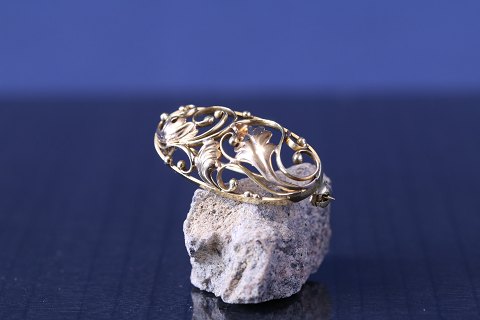 Lancet-shaped gold brooch in 14 carat gold, with a beautiful leaf pattern. Stamped 585.