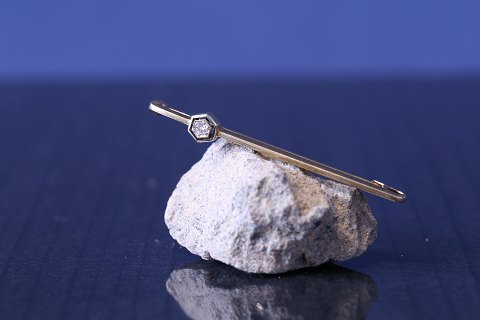 Flot guld guldbroche i 14 karat guld med indlagt hexagonal brillant. Stemplet WG 
585.
