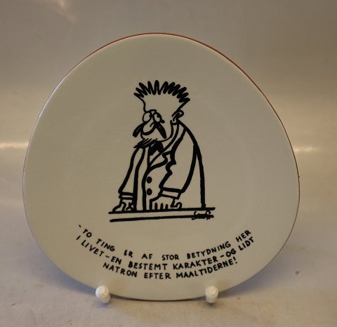 Knabstrup Trekantet platte  ca 16 cm Storm P: To ting er af stor betydning her i 
livet -