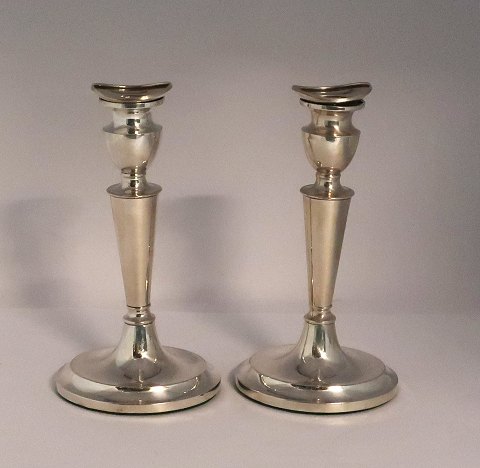 Sølvlysestager (830). Et par. Højde 19 cm.