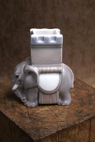 Bing & Grøndahl porcelænsfigur i form af elefant med grå glasur...