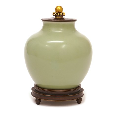 Stentøjsvase med celadon glasur og bronzemontering 
af Knud Andersen. Royal Copenhagen 1935. H: 17,5cm