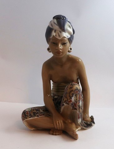 Dahl Jensen. Porcelænsfigur. Bali Pige. Model # 1136. Højde 21,5 cm. ( 1 
sortering )