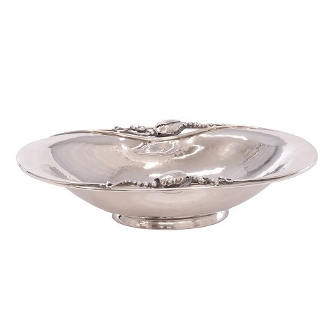 Small Oval Georg Jensen Blossom bowl 2A. H: 5cm. 
Bowl: 20x14cm